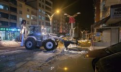 Hakkari’de karla mücadelede gece mesaisi