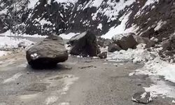 Çukurca Karayolunda dev Kayaları Çağlar Madencilik temizledi