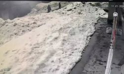 Kar kütlesi faciası kameralara yansıdı