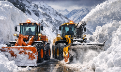 Hakkari’de Karayolları ekiplerinden karla mücadele çalışması