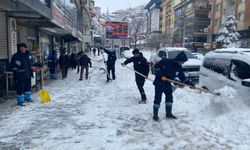 Hakkari’de kar mesaisi: Belediye ekipleri sahada