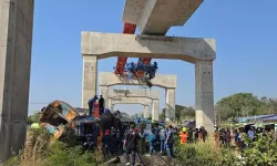 Vinç trenin üzerine düştü: 29 ölü