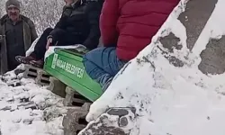 Kardan kapanan yolda cenaze kepçeyle taşındı
