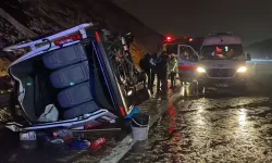 Otoyolda servis minibüsü devrildi: 11 yaralı