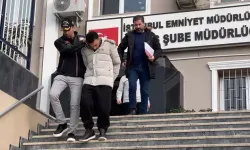 Çaldıkları cep telefonunu polisi görünce attılar