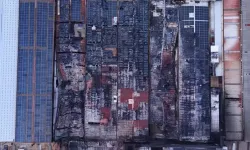 Yangına müdahale eden 12 itfaiyeci dumandan etkilendi