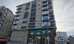 Servis bekleyen öğrencinin başına buz kütlesi düştü