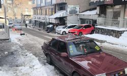 Otomobilin üzerine düşen buz sarkıtı sürücüyü yaraladı