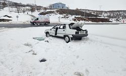 Takla atan otomobildeki 2'si öğretmen 3 kişi yaralandı