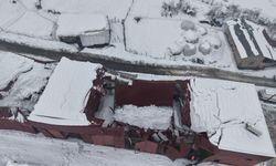 Hakkari'de kar nedeniyle garaj çatısı çöktü