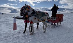 Donan Çıldır Gölü’nde hafta sonu yoğunluğu