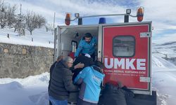 Yolu kapanan mezradaki hastayı UMKE hastaneye ulaştırdı