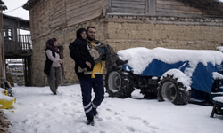 90 yaşındaki hastayı kucağında ambulansa ulaştırdı