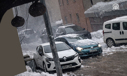 Seyir halindeki otomobilin üzerine kar kütlesi düştü
