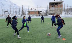Afrikalı sporcular soğuk hava Hakkari'de ter döküyor