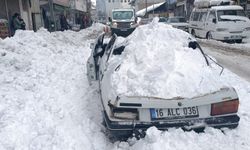 Binanın çatısından düşen kar kütlesi otomobili ezdi