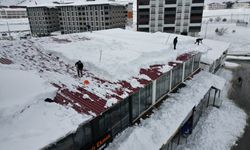 Çatılarda biriken karlar temizleniyor