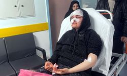 Boşanma aşamasındaki eşini kaldırım taşıyla dövdü