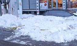 Çatıdan düşen kar ve buz kütlesi can aldı