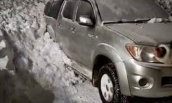 Düşen çığda park halindeki araç kar altında kaldı