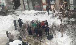 Çatıdan üzerine kar kütlesi düşen kadın öldü