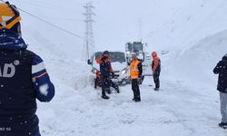 Hakkari’de mahsur kalan araç AFAD ekiplerince kurtarıldı