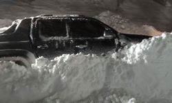 Hakkari'de çığ tehlikesi: Araç son anda kurtarıldı