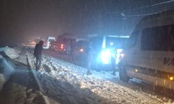 Hakkari'de araç geçişi sırasında çığ düştü