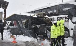 Otobüsün polis noktasına çarptığı kazanın görüntüleri çıktı