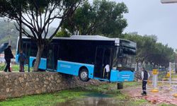 Freni boşalan otobüs, duvarda asılı kaldı