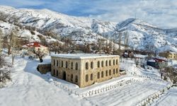Hakkari'de tarihi yapılar kar manzarasıyla görüntülendi