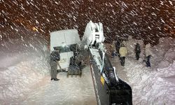 Hakkari'de kar ve tipide mahsur kalan minibüs kurtarıldı