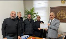 Yüksekova'da Başkan Durna mazbatasını aldı