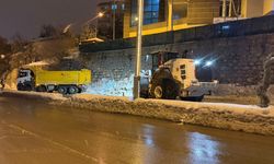 Hakkari’de karla mücadele çalışmaları gece boyunca sürüyor