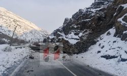 Hakkari–Çukurca yolunda heyelan; yol ulaşıma kapandı