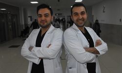 Genç doktor kardeşler aynı hastanede hastaların hizmetinde