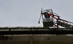 Hakkari'de çatılarda biriken kar ve buz kütleleri indirildi