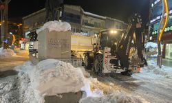Hakkari’de kar temizliği gece saatlerinde hız kazandı