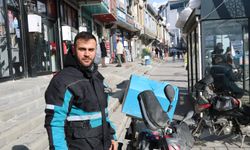 Hakkari’de moto kuryeler buzla mücadele ediyor