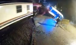 Trenin çarptığı minibüsün sürücüsü saniyelerle kurtuldu