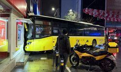 Binaya çarpan İETT otobüsünde 6 yolcu yaralandı