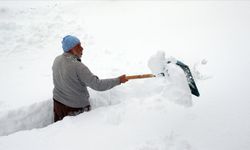 Kar bir metreyi aştı, köylüler kürekle mesai yapıyor