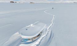 Nazik Gölü'nün yüzeyi buzla kaplandı