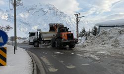 Karayolları Şefliğinde Hakkari'de karla mücadele çalışması