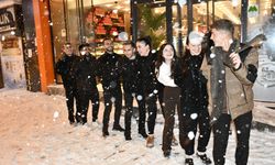 Hakkari'de gençler kar yağışı altında yeni yılı karşıladı