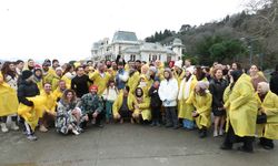 Kansere dikkat çekmek için 100 kişiyle denize girdiler