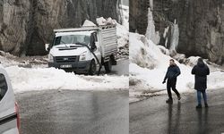 Hakkari’de çığ şehir merkezine kadar indi