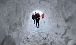 Yüksekova'da esnaf dükkanının önüne kardan tünel açtı