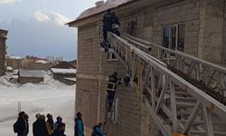 Hakkari’de çatıda asılı kalan vatandaş kurtarıldı