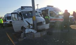 Tarım işçilerini taşıyan minibüs direğe çarptı: 15 yaralı